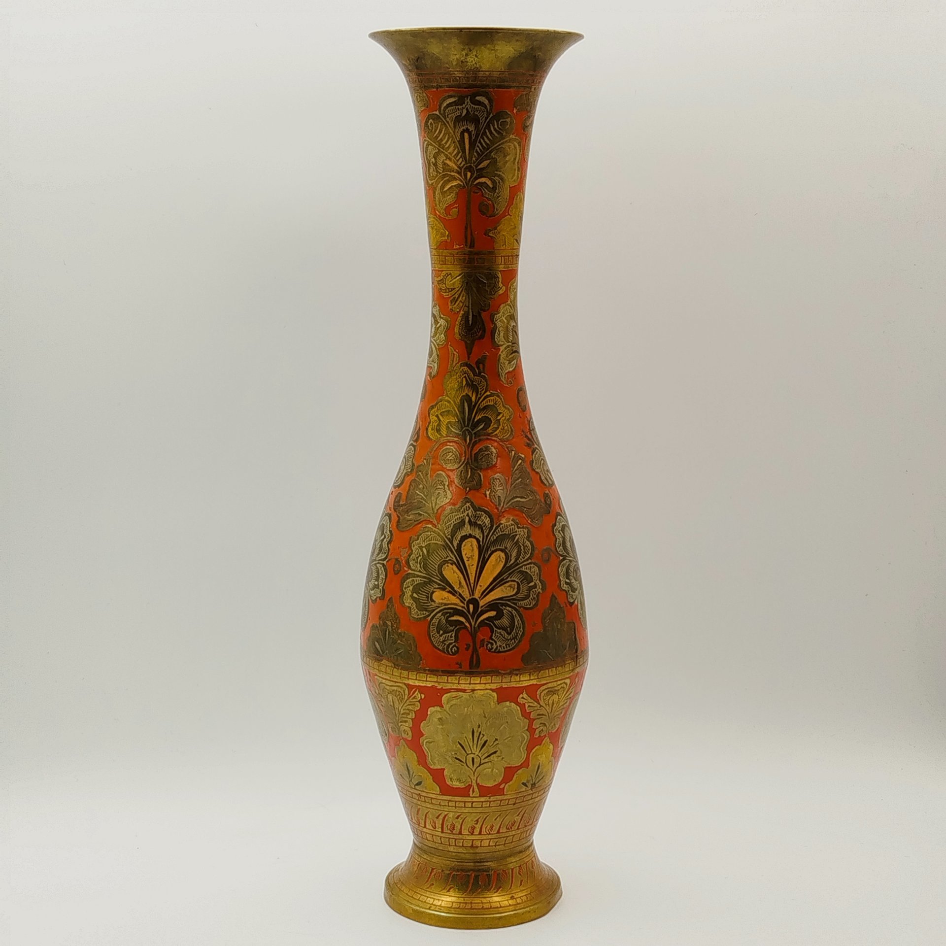 Ваза в восточном стиле красно-золотистого цвета с растительным декором, латунь, холодные эмали, Индия, 1970-1990 гг.