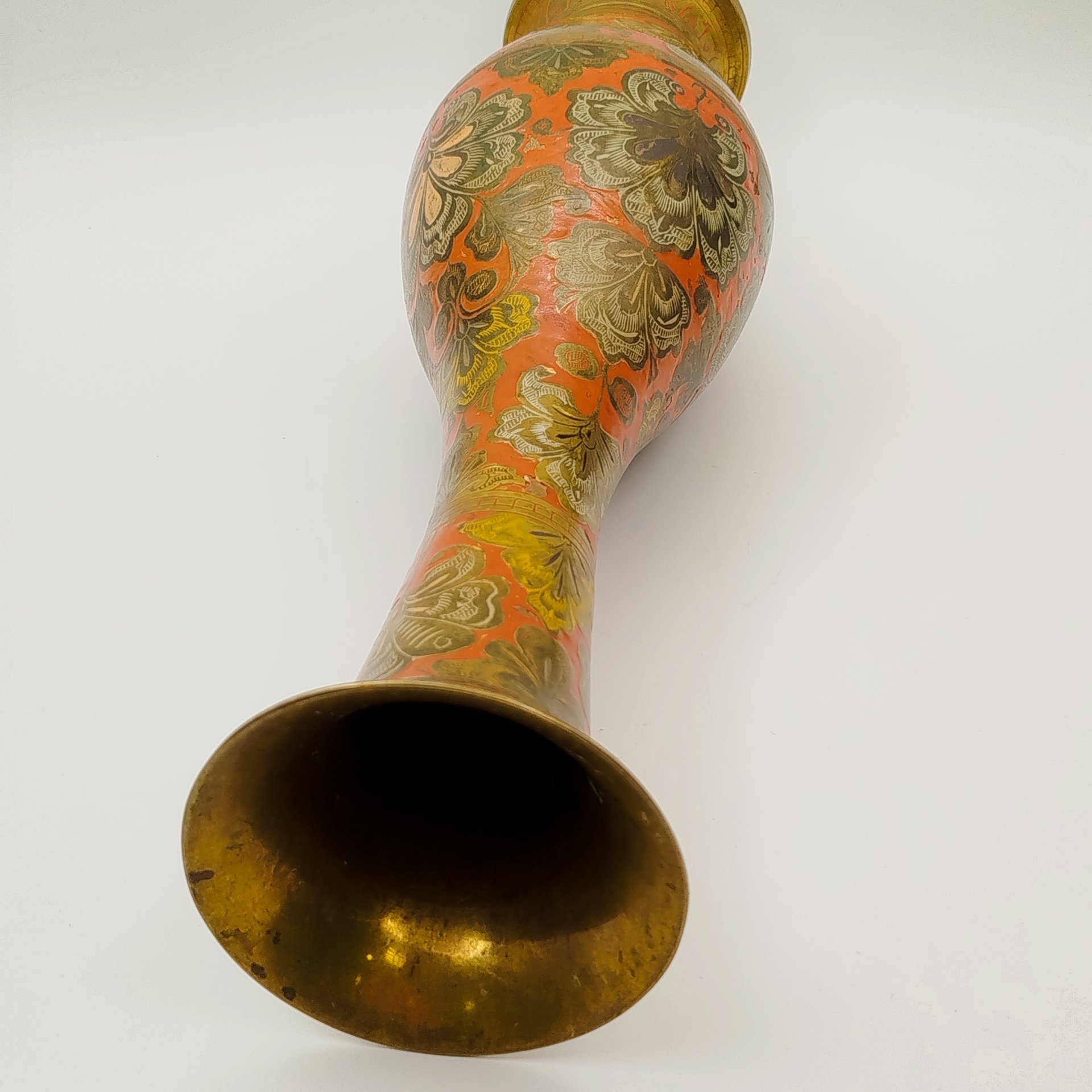 Ваза в восточном стиле красно-золотистого цвета с растительным декором, латунь, холодные эмали, Индия, 1970-1990 гг.