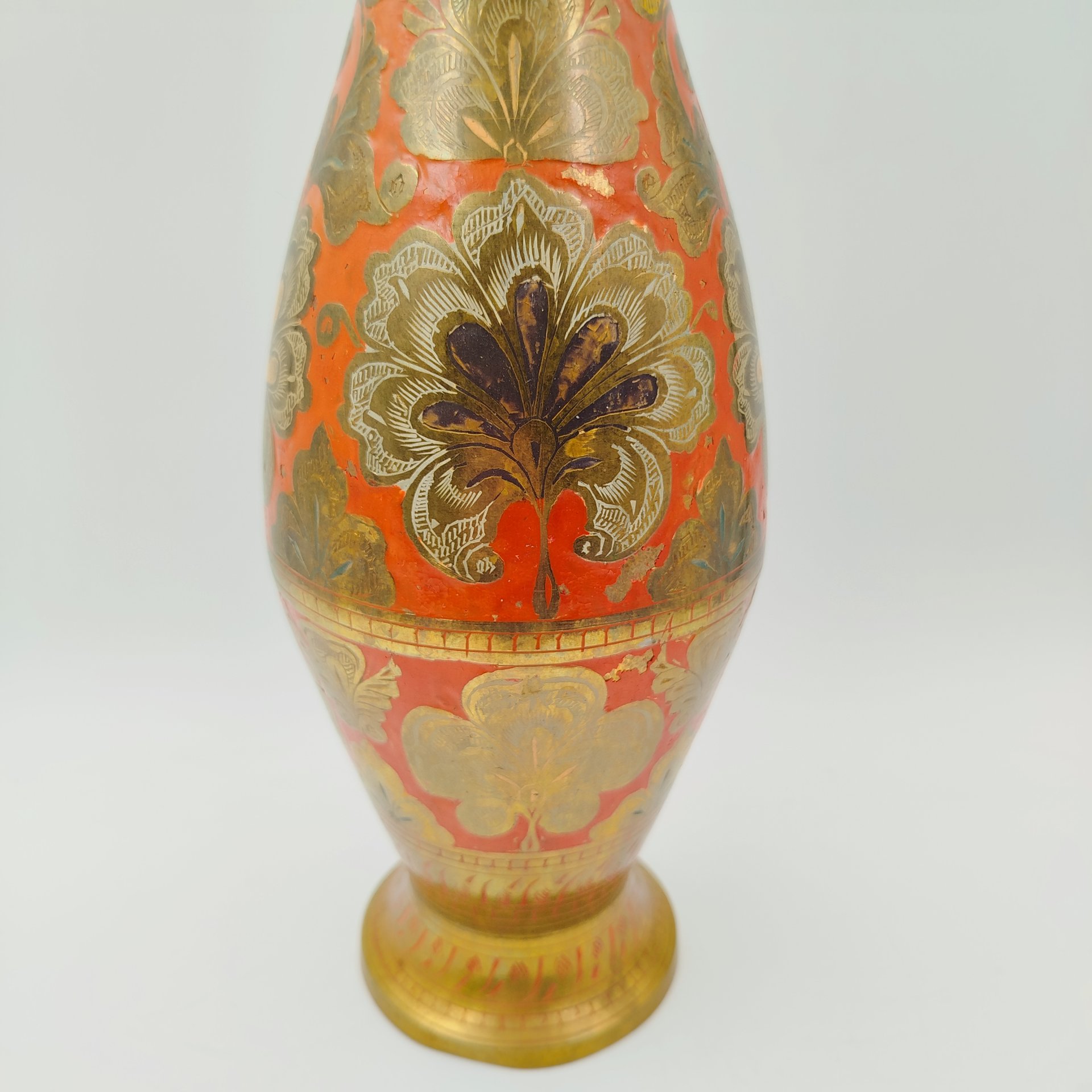 Ваза в восточном стиле красно-золотистого цвета с растительным декором, латунь, холодные эмали, Индия, 1970-1990 гг.