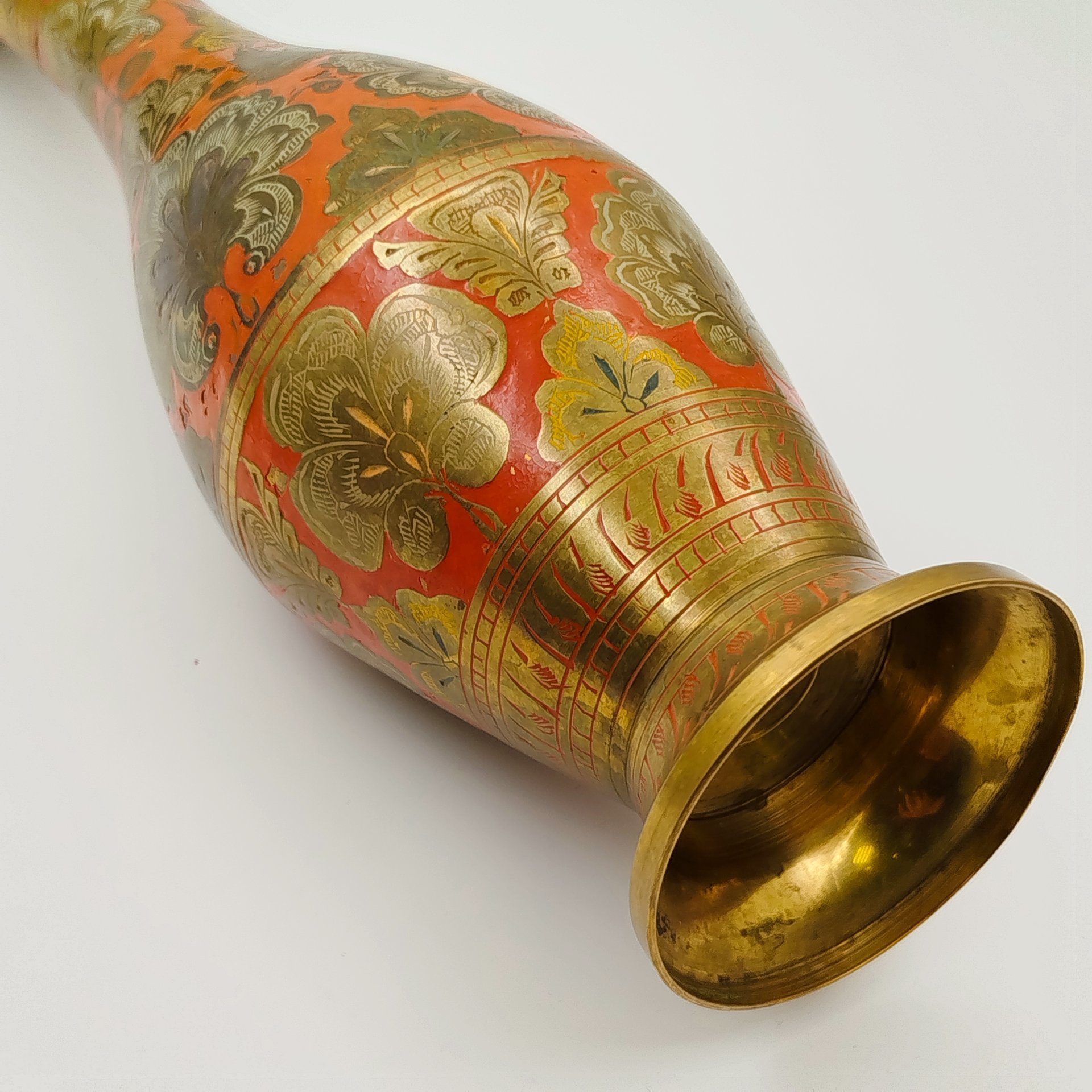 Ваза в восточном стиле красно-золотистого цвета с растительным декором, латунь, холодные эмали, Индия, 1970-1990 гг.
