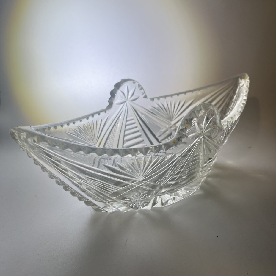 Салатник-ладья с резным геометрическим декором, хрусталь, алмазная грань, СССР, 1970-1990 гг.