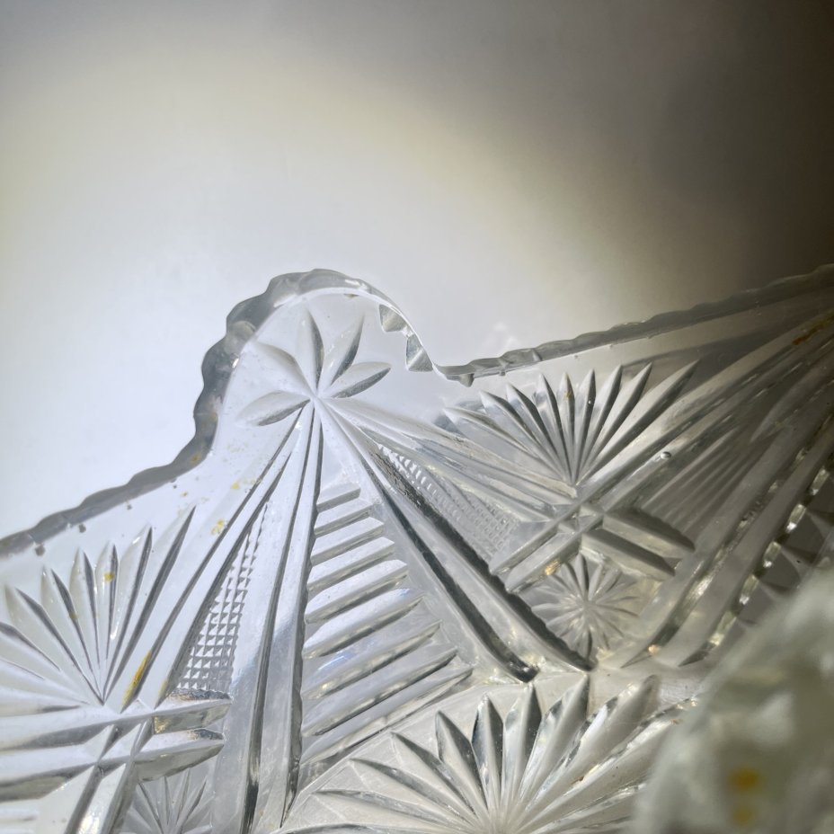 Салатник-ладья с резным геометрическим декором