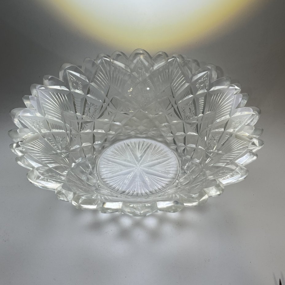 Фруктовница с фигурным краем и резным геометрическим декором, стекло, алмазная грань, СССР, 1970-1990 гг.