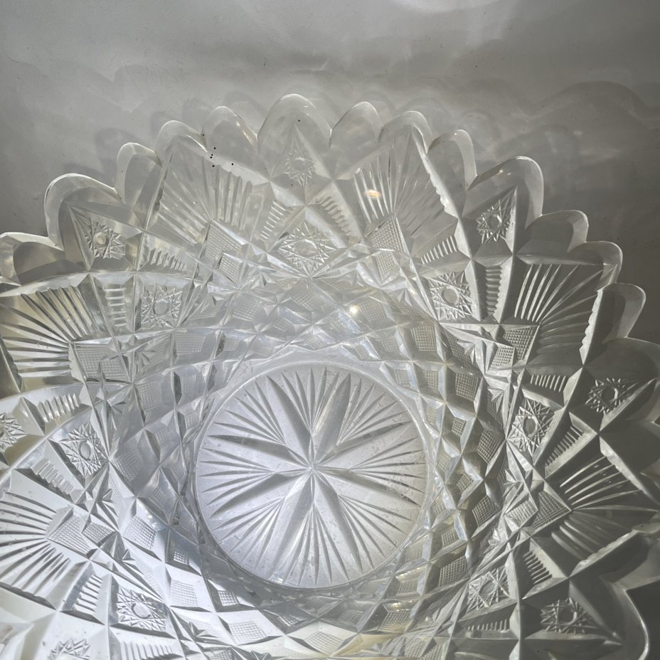 Фруктовница с фигурным краем и резным геометрическим декором