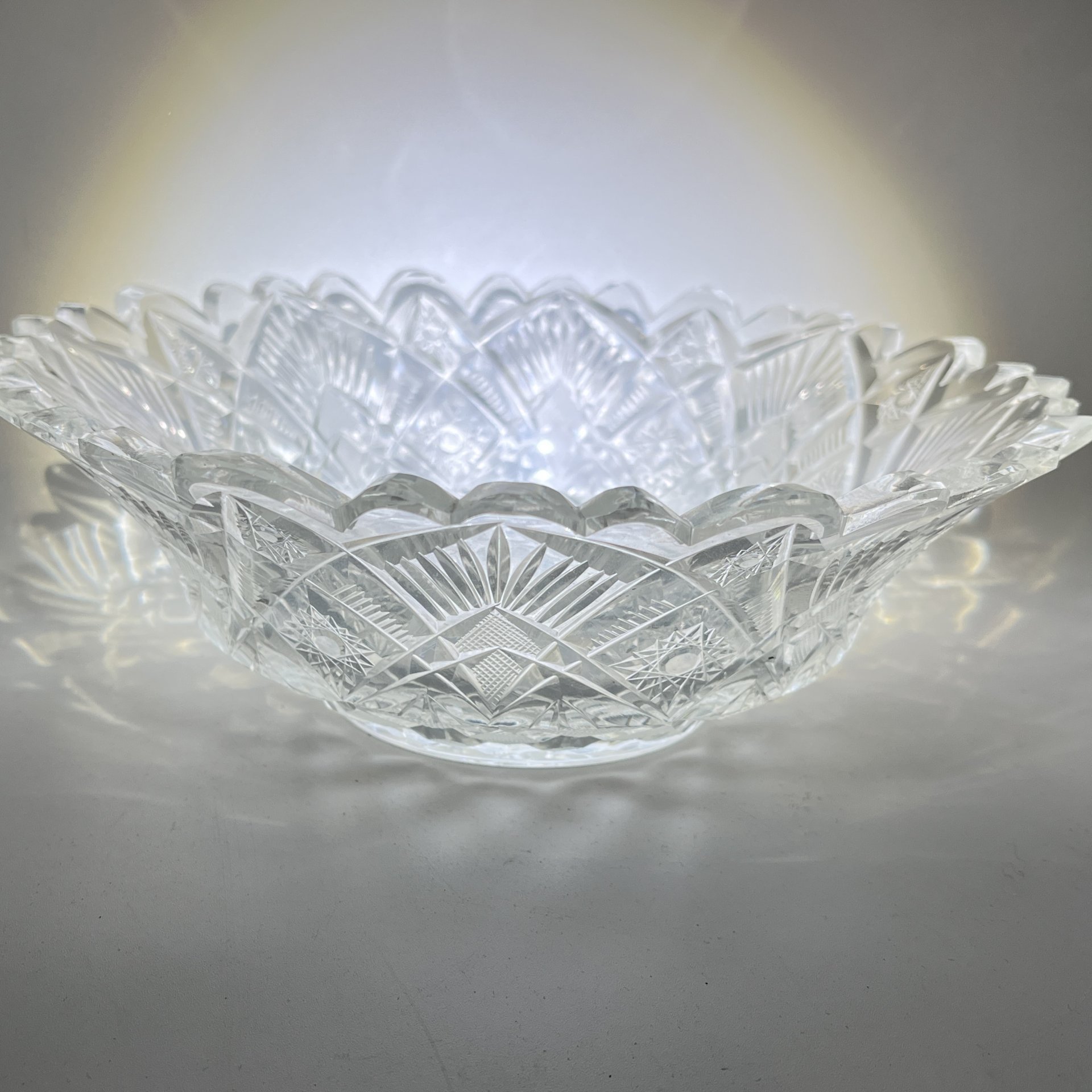 Фруктовница с фигурным краем и резным геометрическим декором, стекло, алмазная грань, СССР, 1970-1990 гг.