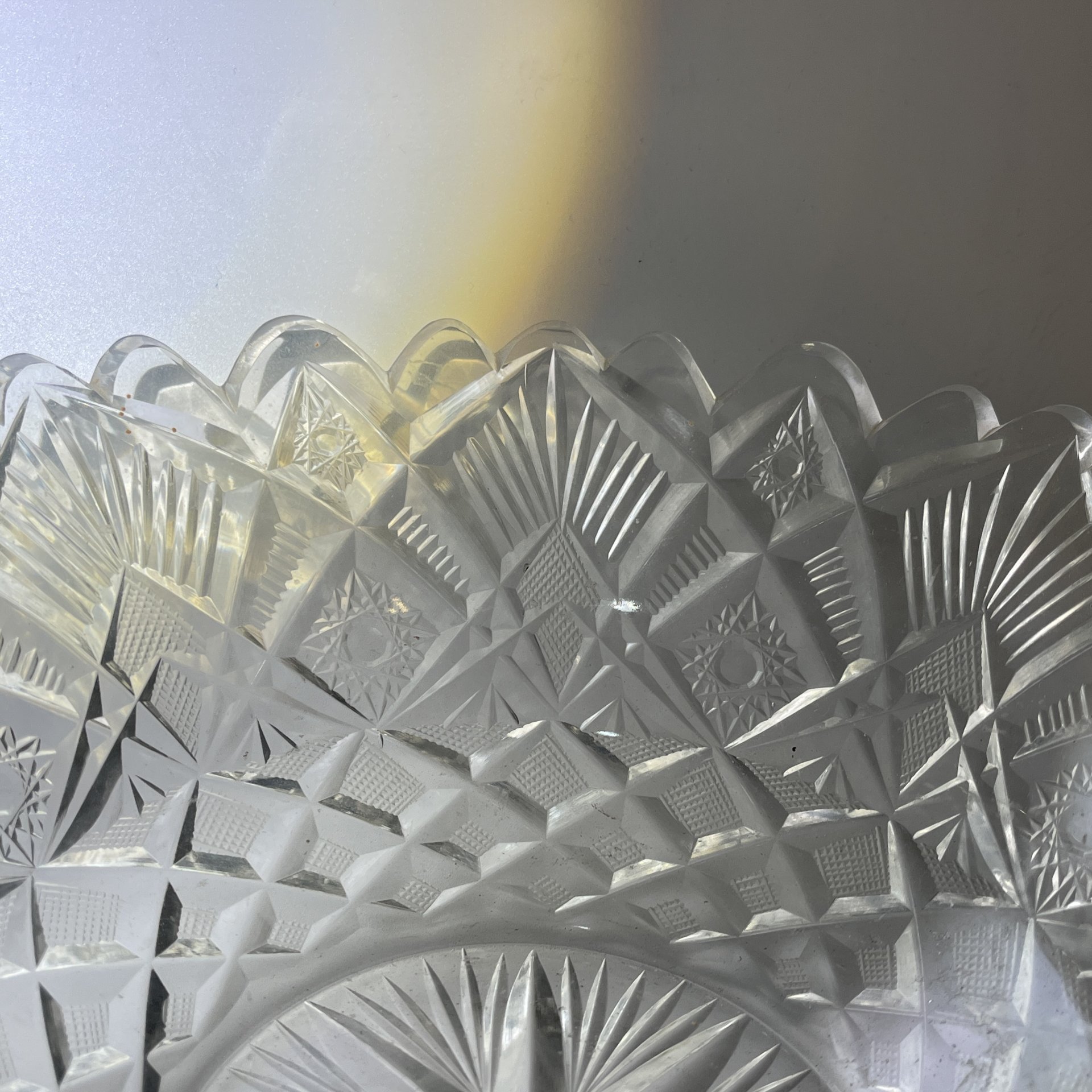 Фруктовница с фигурным краем и резным геометрическим декором, стекло, алмазная грань, СССР, 1970-1990 гг.