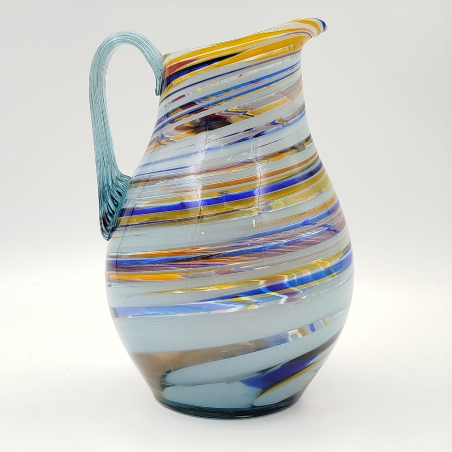 Кувшин с разноцветным спиралевидным узором в сине-голубой гамме