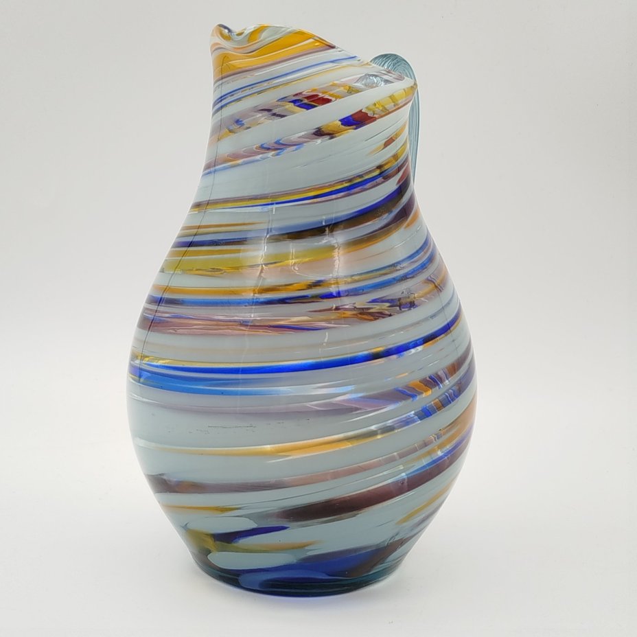 Кувшин с разноцветным спиралевидным узором в сине-голубой гамме