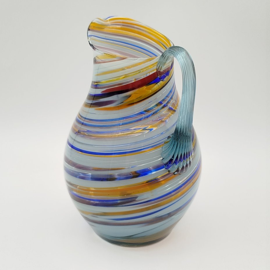 Кувшин с разноцветным спиралевидным узором в сине-голубой гамме