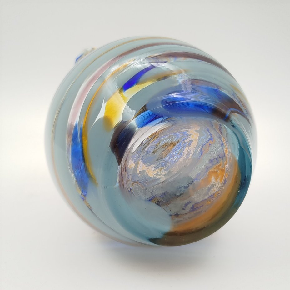 Кувшин с разноцветным спиралевидным узором в сине-голубой гамме