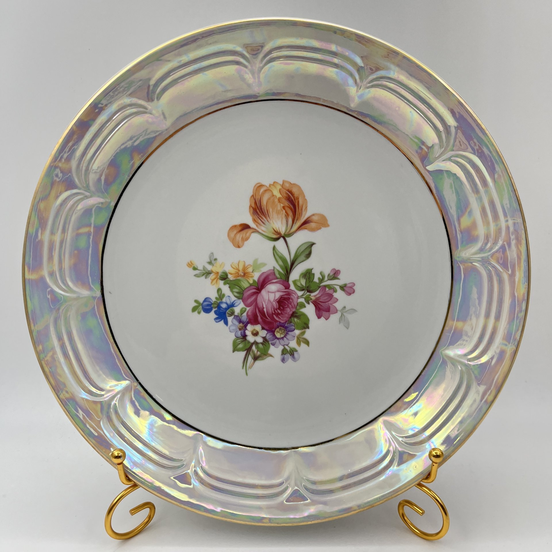 Блюдо, уркашенное цветочным декором