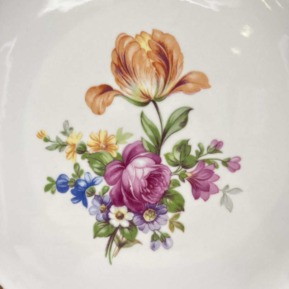 Блюдо, уркашенное цветочным декором