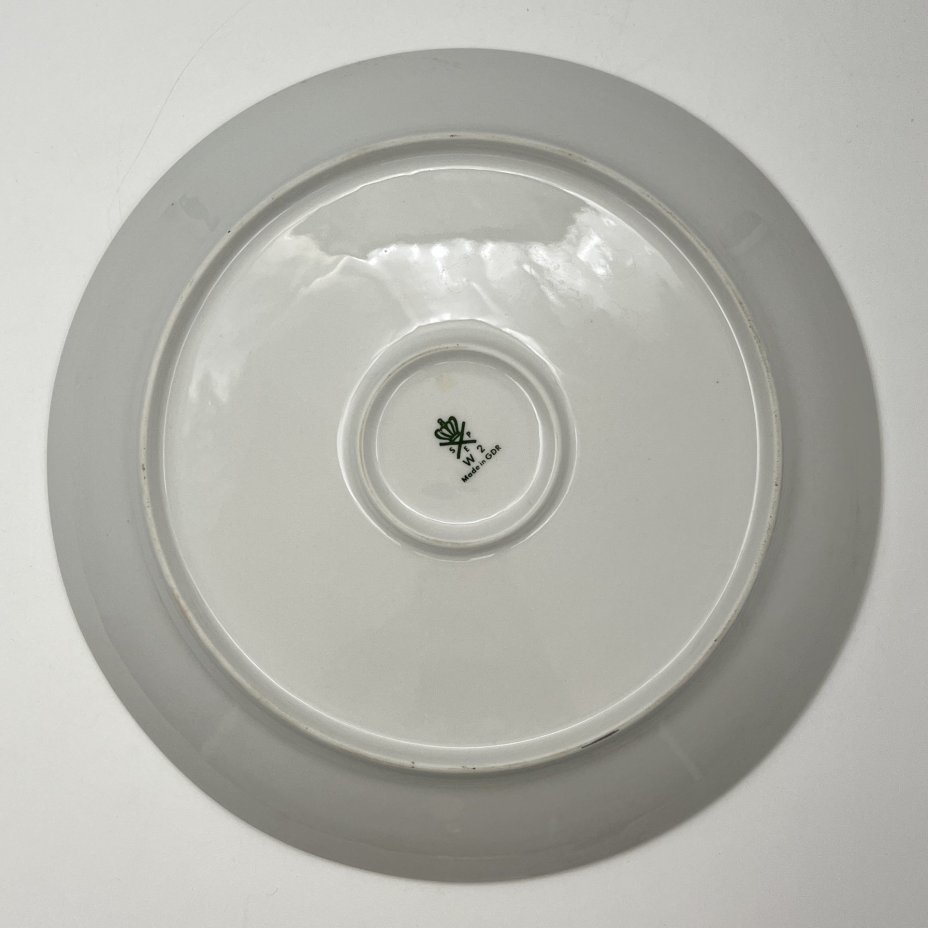 Блюдо, уркашенное цветочным декором