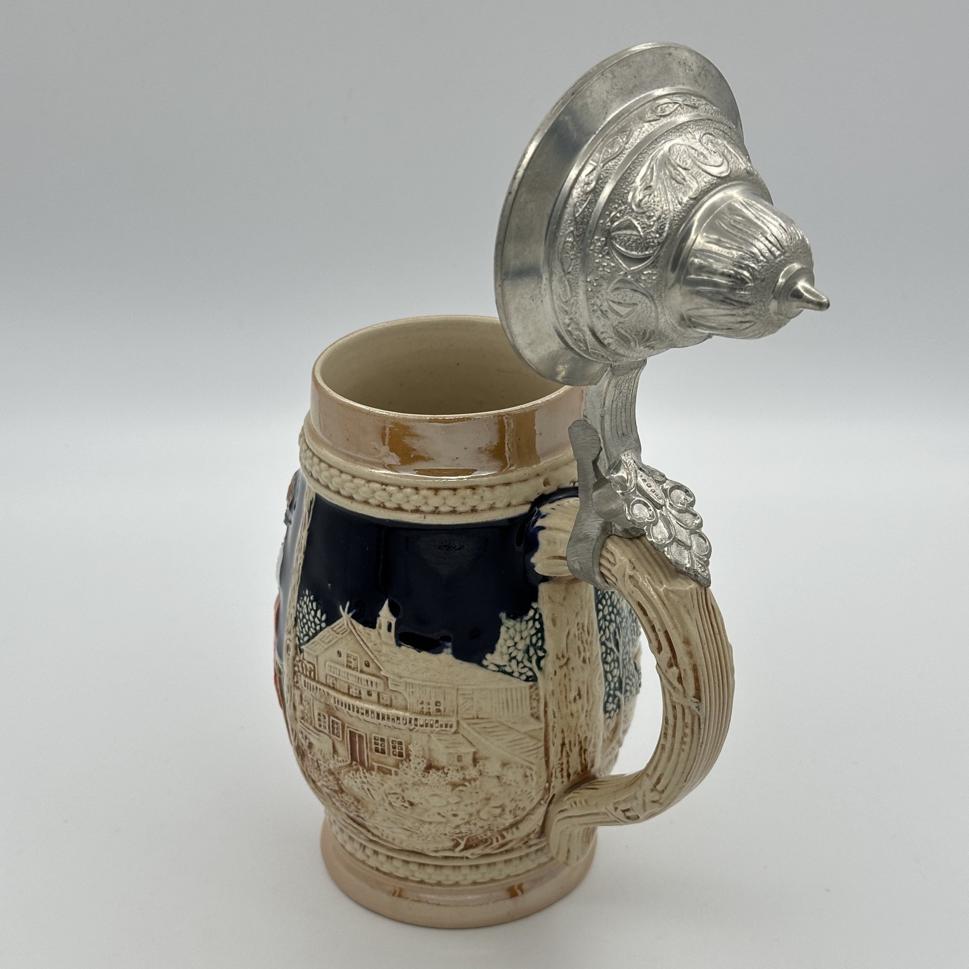 Кружка пивная с изображением сцены в саду (Игра в карты), керамика, рельеф, люстр, крышка-сплав металлов, Marzi & Remy, Marzi & Remy