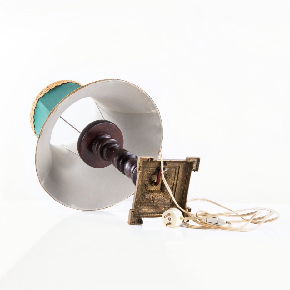 Лампа настольная в классическом стиле с зеленым абажуром