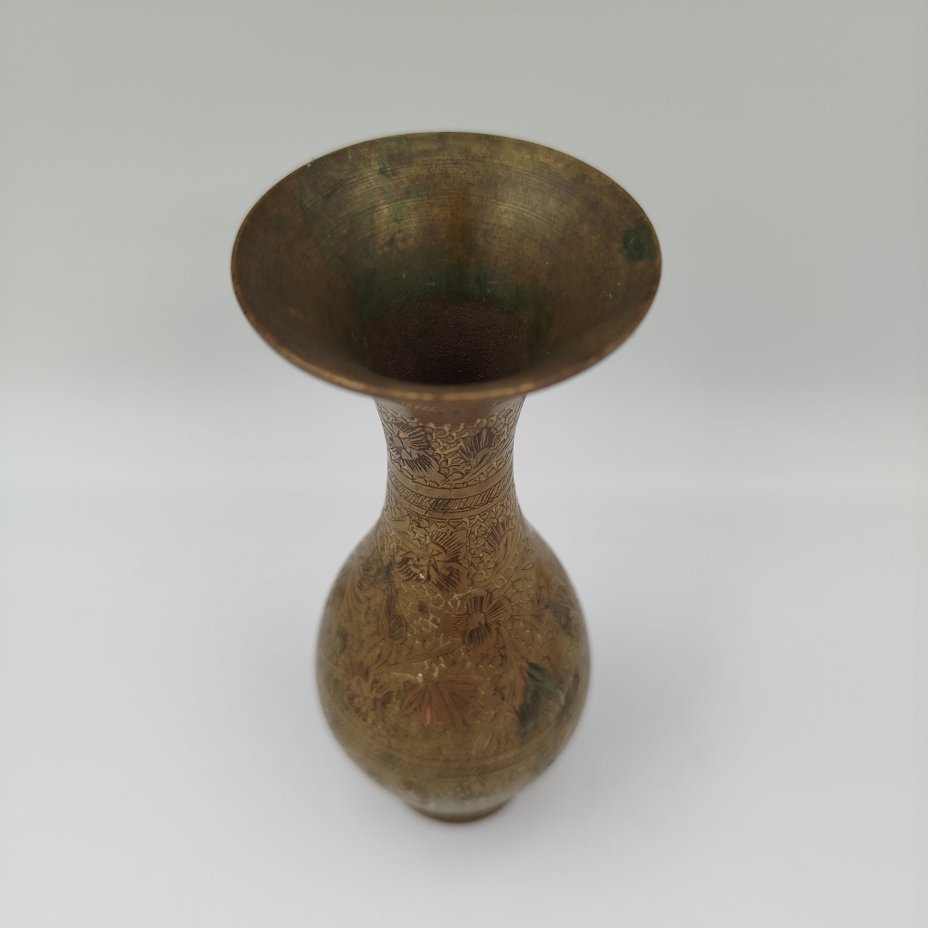 Вазочка с растительным декором в восточном стиле