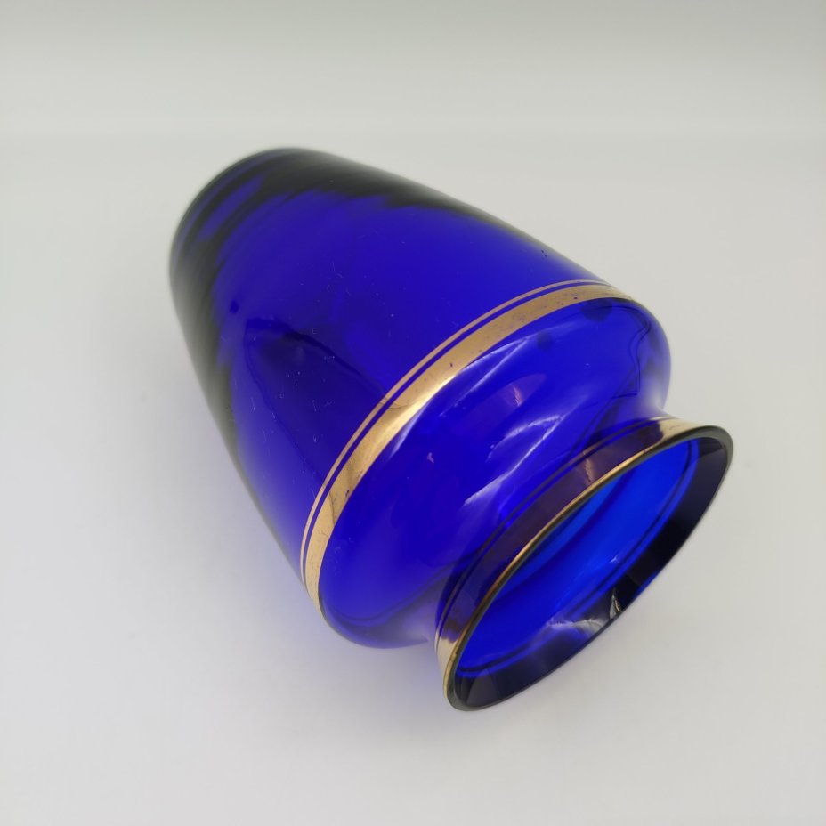 Ваза кобальтового оттенка с золотым кантом
