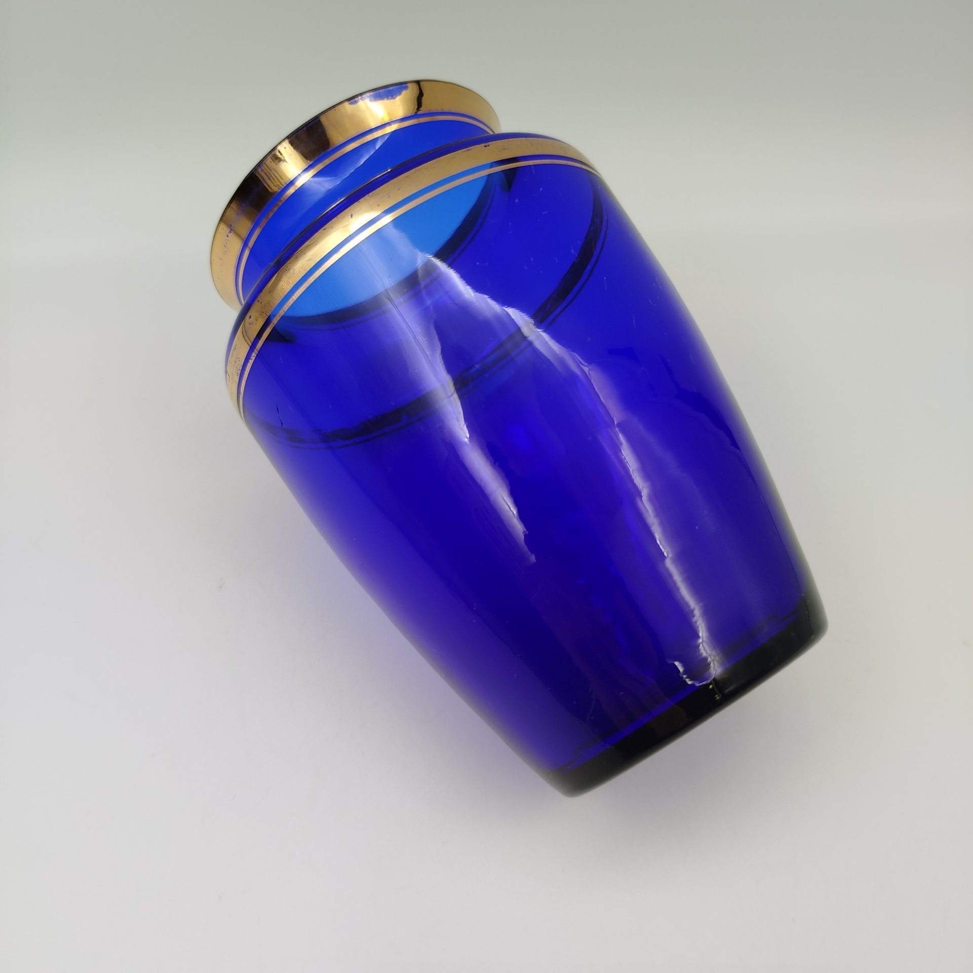 Ваза кобальтового оттенка с золотым кантом, стекло, золочение, СССР, 1970-1990 гг.
