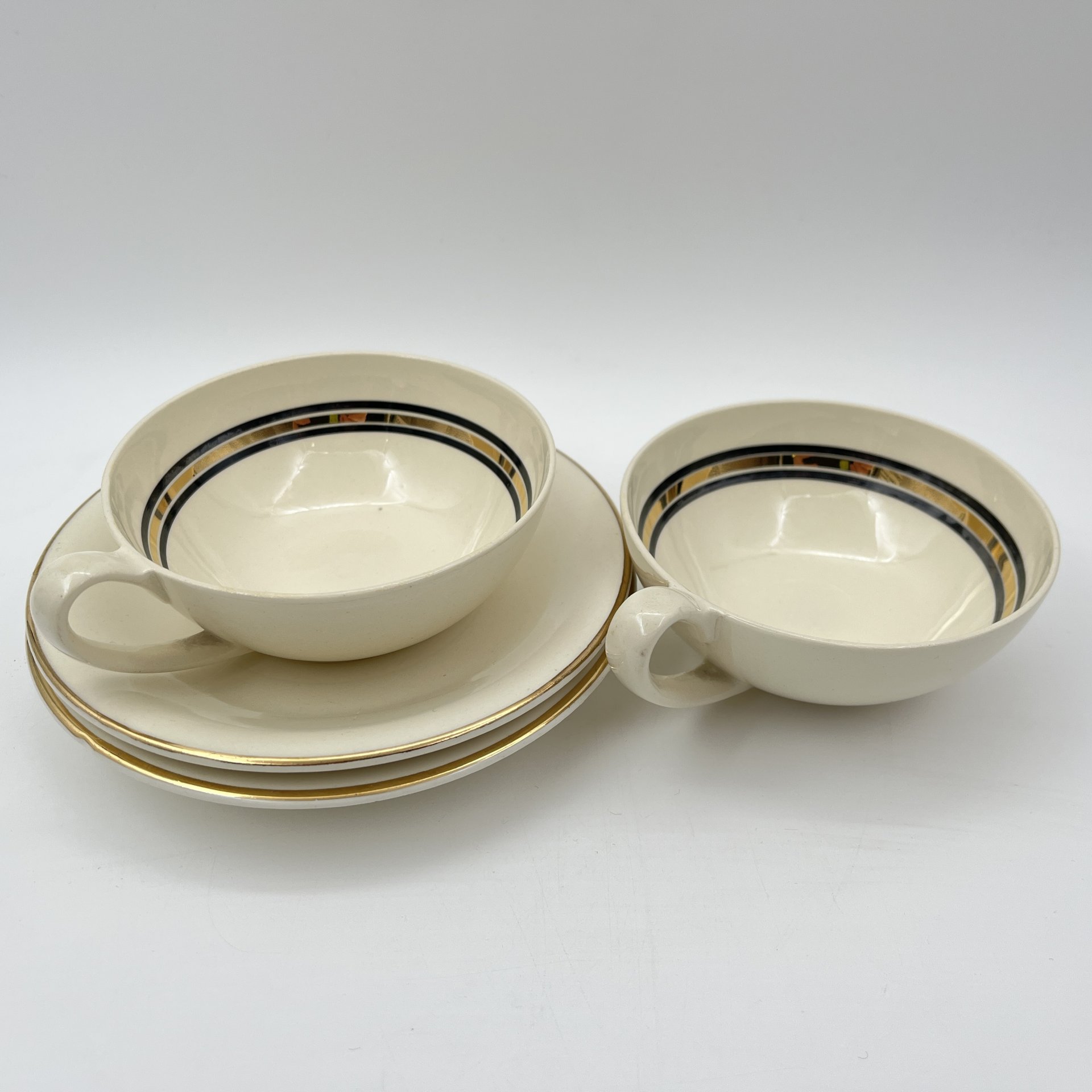 Набор чайных пар на две персоны с декором в виде линий, Petrus Regout Maastricht, фаянс, золочение, Нидерланды, 1890-1930 гг.