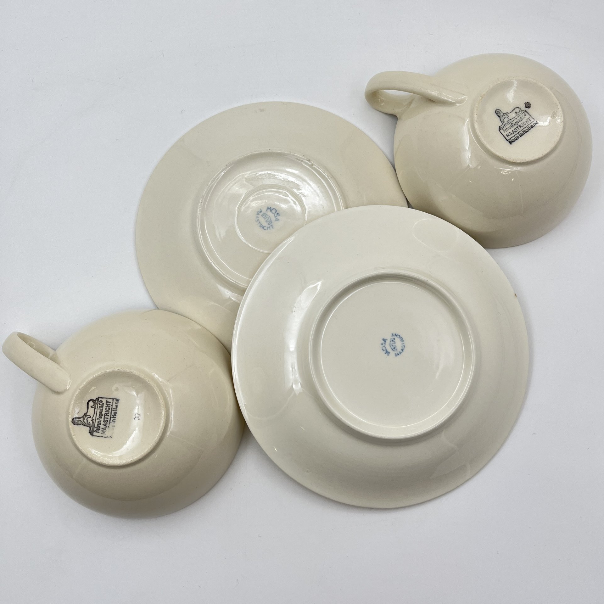 Набор чайных пар на две персоны с декором в виде линий, Petrus Regout Maastricht, фаянс, золочение, Нидерланды, 1890-1930 гг.