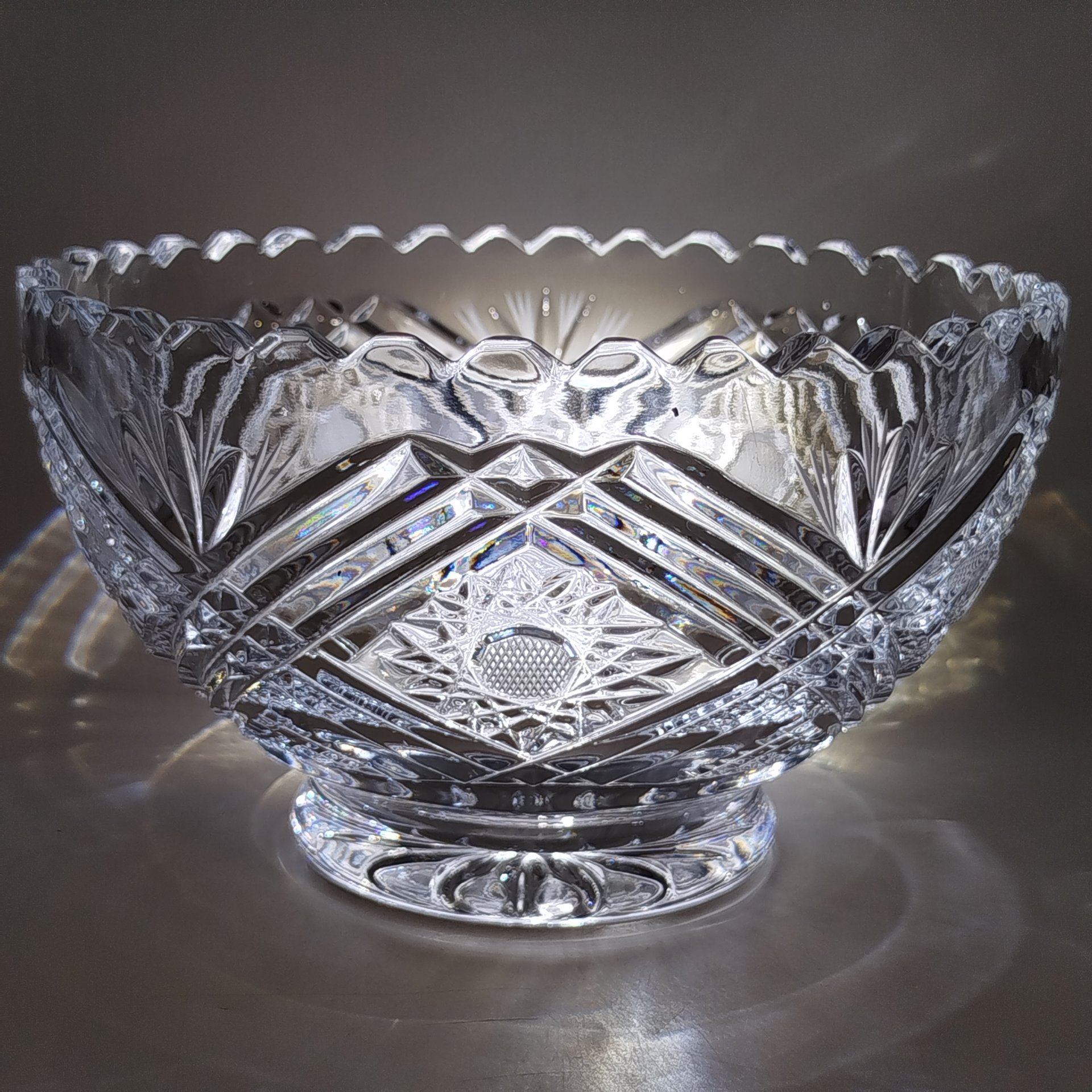 Ваза для фруктов с рельефным декором, хрусталь, пресс, Гусевской хрустальный завод (Гусь-Хрустальный), Российская Федерация, 1990-2015 гг.
