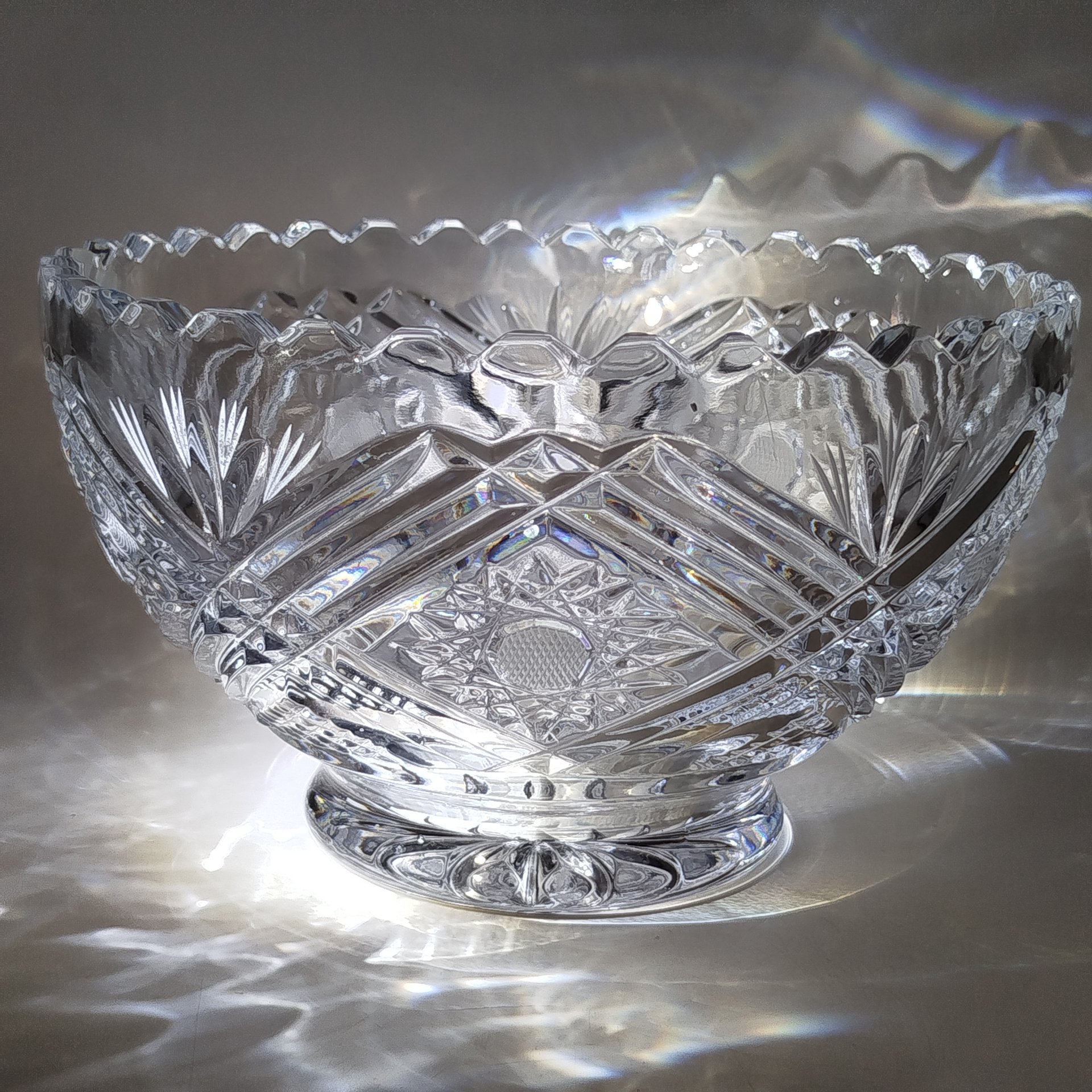 Ваза для фруктов с рельефным декором, хрусталь, пресс, Гусевской хрустальный завод (Гусь-Хрустальный), Российская Федерация, 1990-2015 гг.