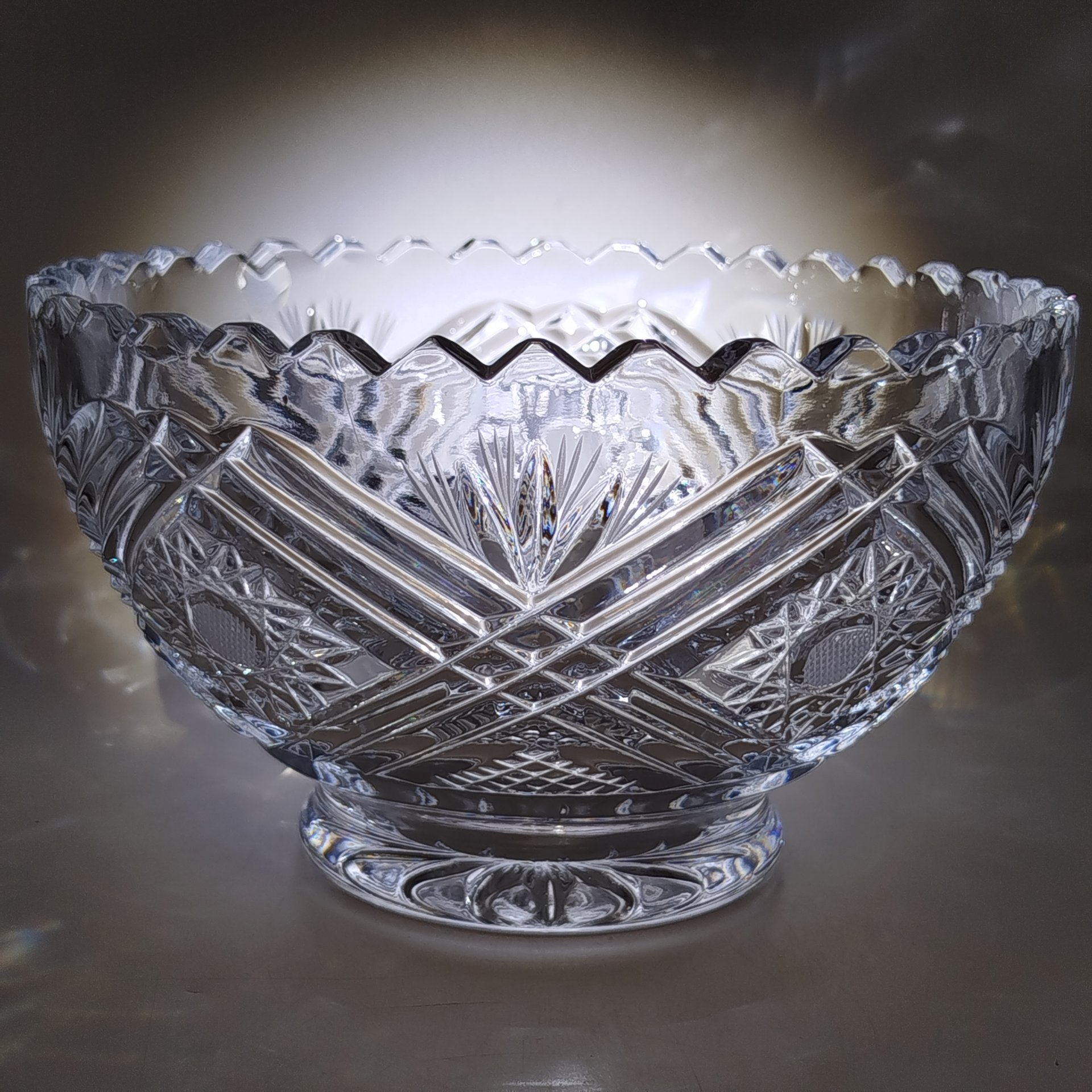 Ваза для фруктов с рельефным декором, хрусталь, пресс, Гусевской хрустальный завод (Гусь-Хрустальный), Российская Федерация, 1990-2015 гг.