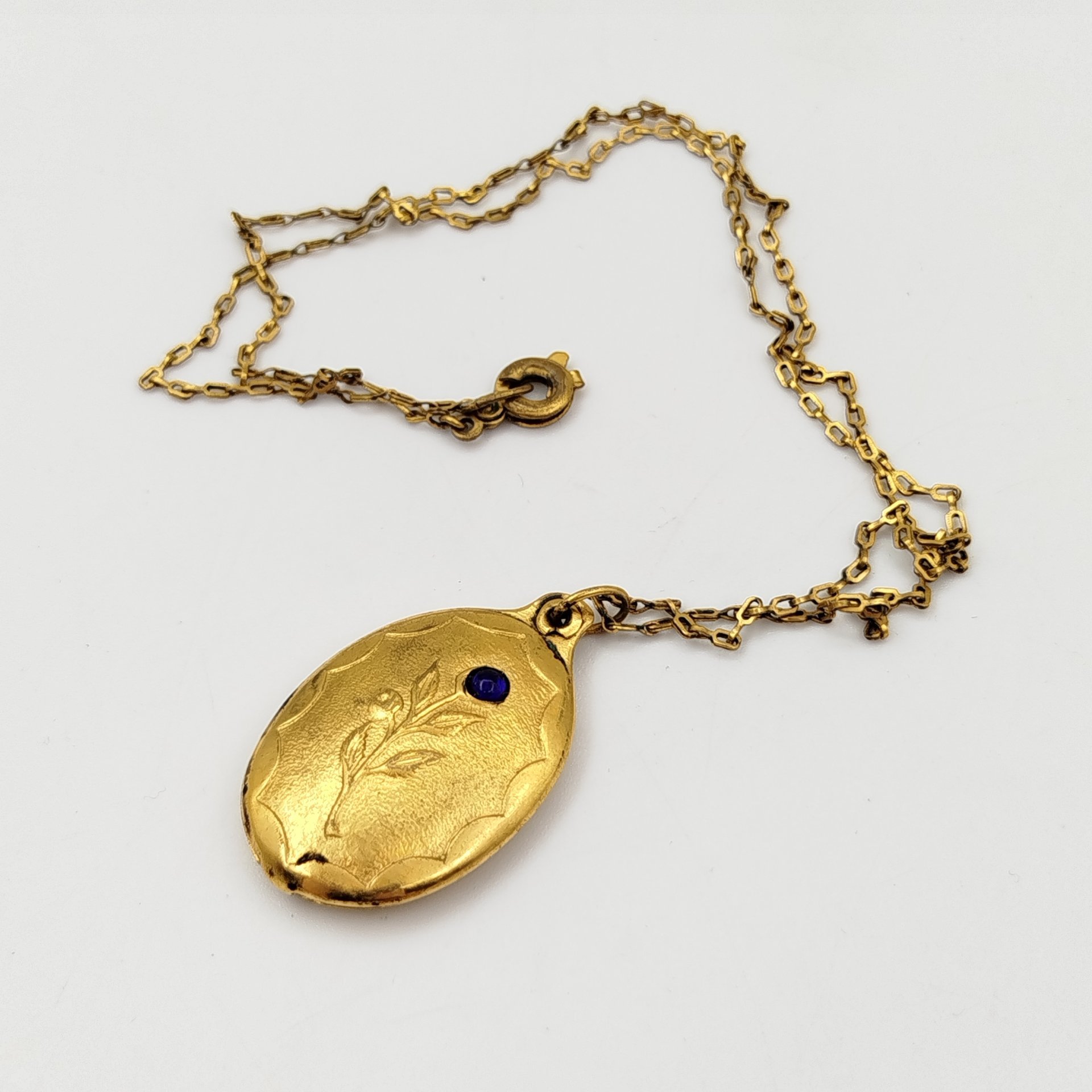 Кулон-локет с изображением цветка, на цепочке