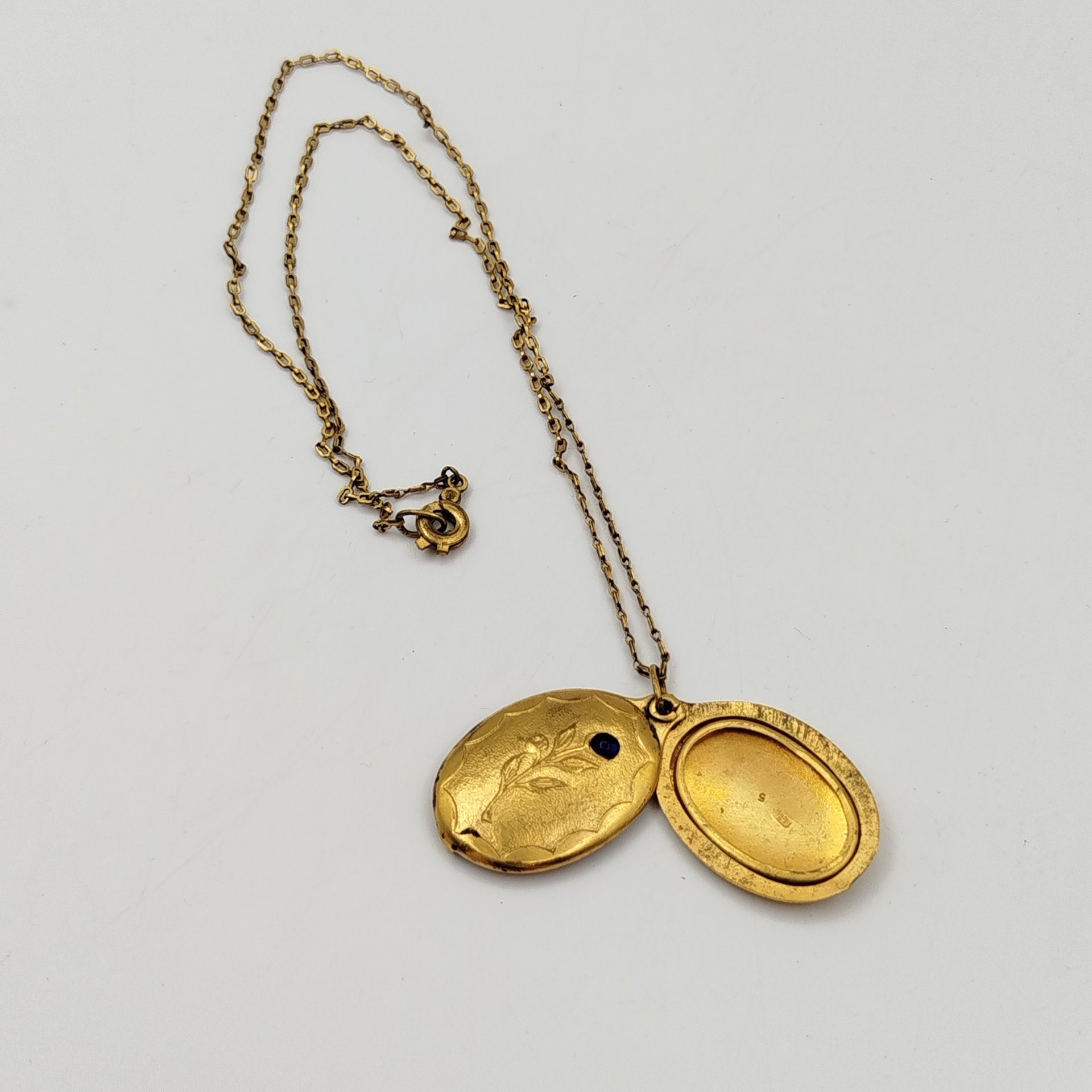 Кулон-локет с изображением цветка, на цепочке