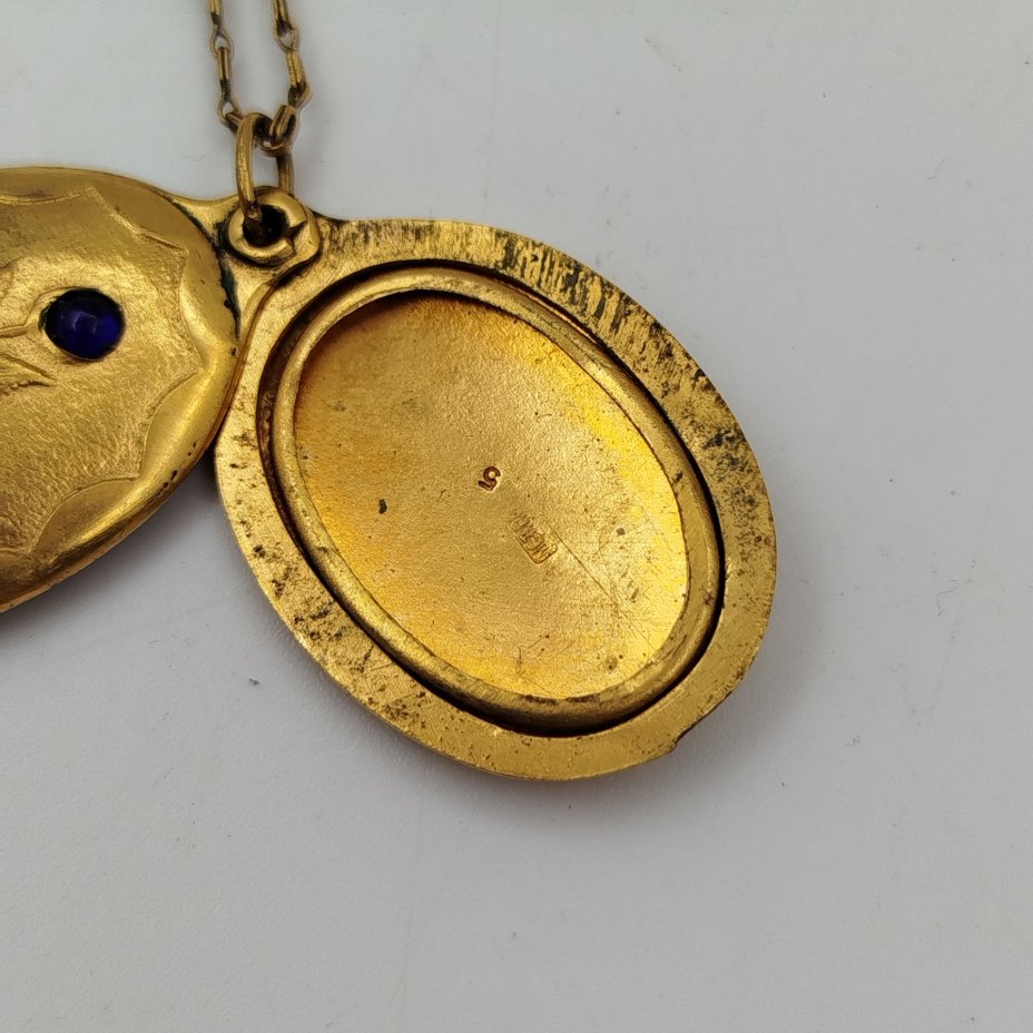 Кулон-локет с изображением цветка, на цепочке