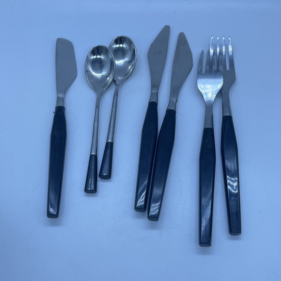 Набор столовых приборов "Вечерний" на  две персоны (2 вилки, 2 ложки, 2 столовых ножа, нож для масла), нержавеющая сталь, пластик, СССР, 1970-1980 гг.