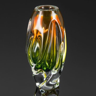 Ваза необычной формы c янтарным и зеленым оттенками, дизайнер Йозеф Господка (Josef Hospodka), стекло, техника "Sommerso" (Соммерсо), Хршибский стекольный завод (Chřibská), Чехословакия, 1960-1980 гг.