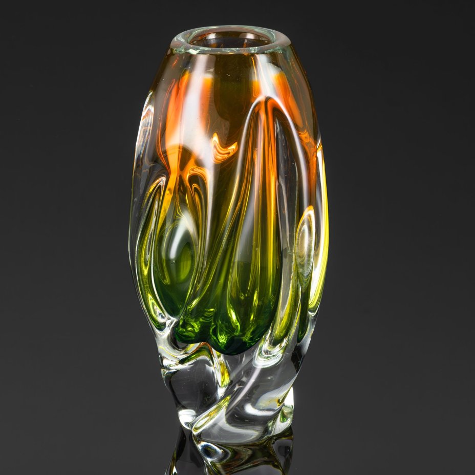 Ваза необычной формы c янтарным и зеленым оттенками, дизайнер Йозеф Господка (Josef Hospodka), стекло, техника "Sommerso" (Соммерсо), Хршибский стекольный завод (Chřibská), Чехословакия, 1960-1980 гг.