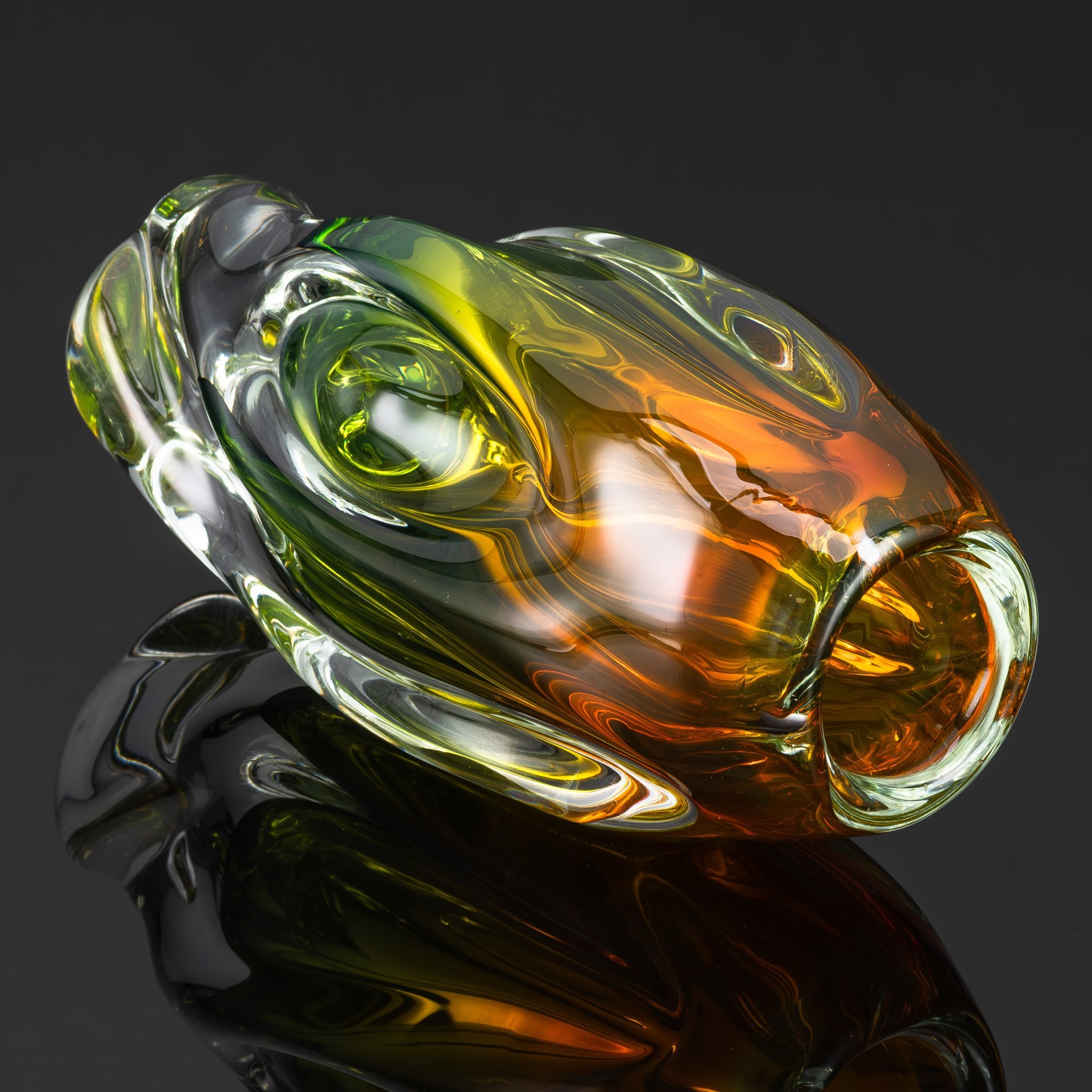 Ваза необычной формы c янтарным и зеленым оттенками, дизайнер Йозеф Господка (Josef Hospodka), стекло, техника "Sommerso" (Соммерсо), Хршибский стекольный завод (Chřibská), Чехословакия, 1960-1980 гг.