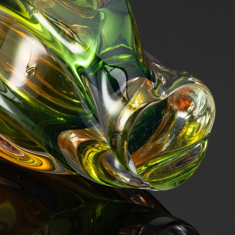 Ваза необычной формы c янтарным и зеленым оттенками, дизайнер Йозеф Господка (Josef Hospodka), стекло, техника "Sommerso" (Соммерсо), Хршибский стекольный завод (Chřibská), Чехословакия, 1960-1980 гг.