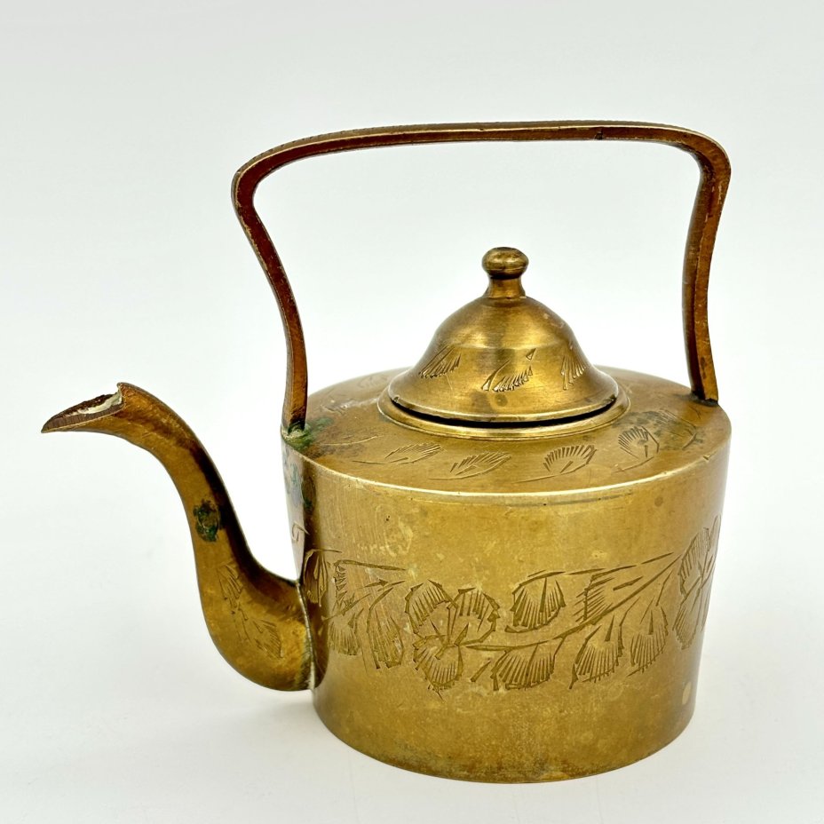 Чайник заварочный (миниатюрный, декоративный), украшенный растительным мотивом