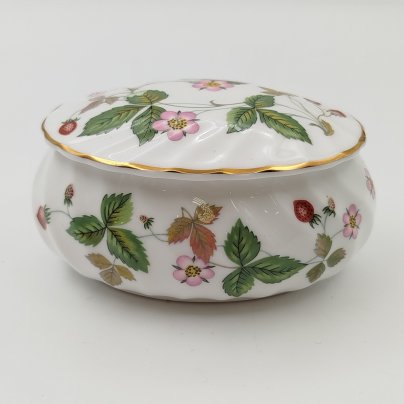 Шкатулка миниатюрная "Wild Strawberry" ("Земляника"), фарфор, деколь, золочение, Wedgwood, Великобритания, 2000-2020 гг.