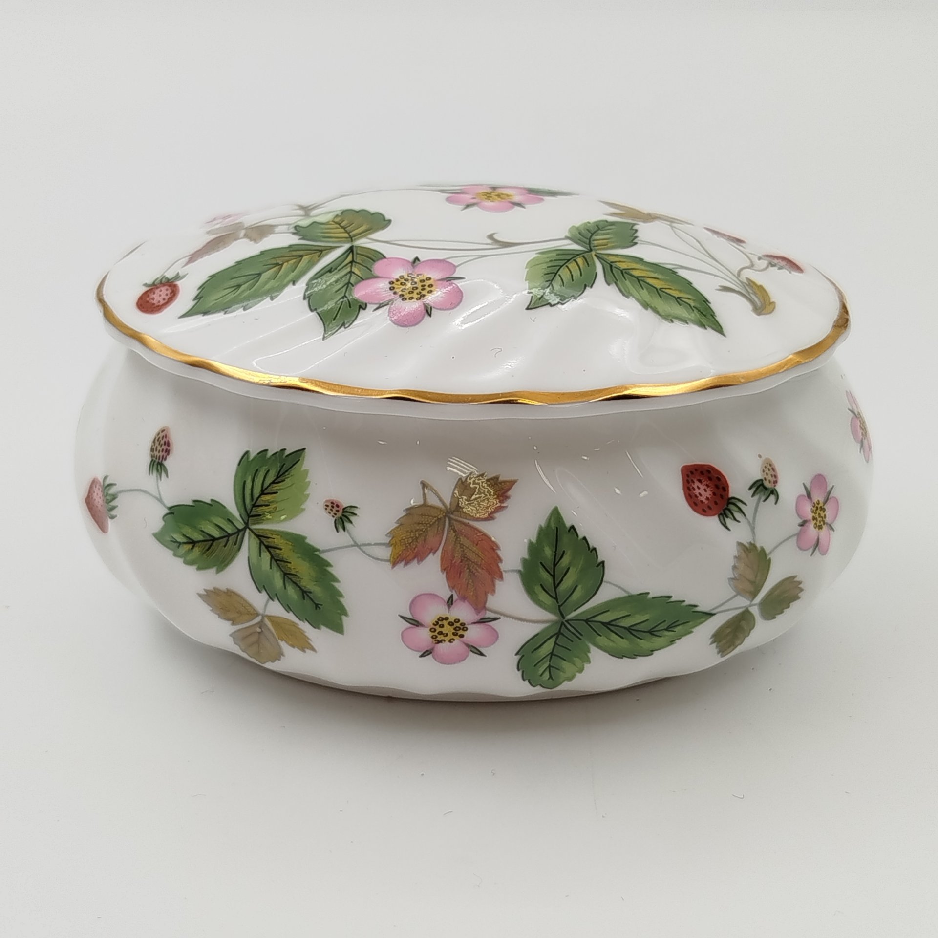 Шкатулка миниатюрная "Wild Strawberry" ("Земляника"), фарфор, деколь, золочение, Wedgwood, Великобритания, 2000-2020 гг.