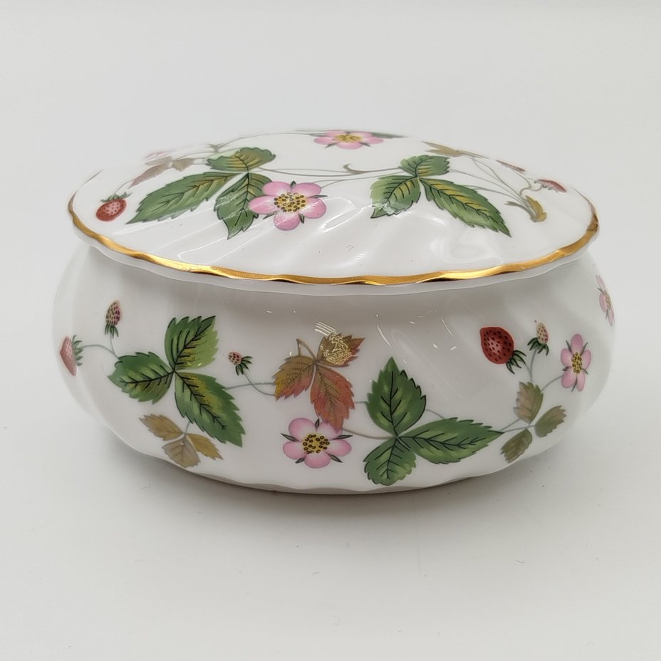 Шкатулка миниатюрная "Wild Strawberry" ("Земляника"), фарфор, деколь, золочение, Wedgwood, Великобритания, 2000-2020 гг.