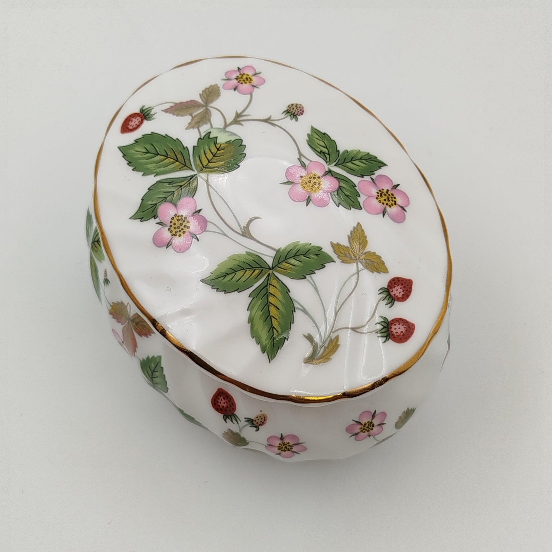 Шкатулка миниатюрная "Wild Strawberry" ("Земляника"), фарфор, деколь, золочение, Wedgwood, Великобритания, 2000-2020 гг.