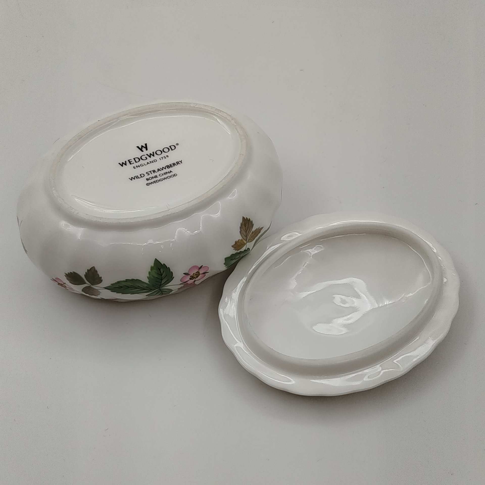 Шкатулка миниатюрная "Wild Strawberry" ("Земляника"), фарфор, деколь, золочение, Wedgwood, Великобритания, 2000-2020 гг.