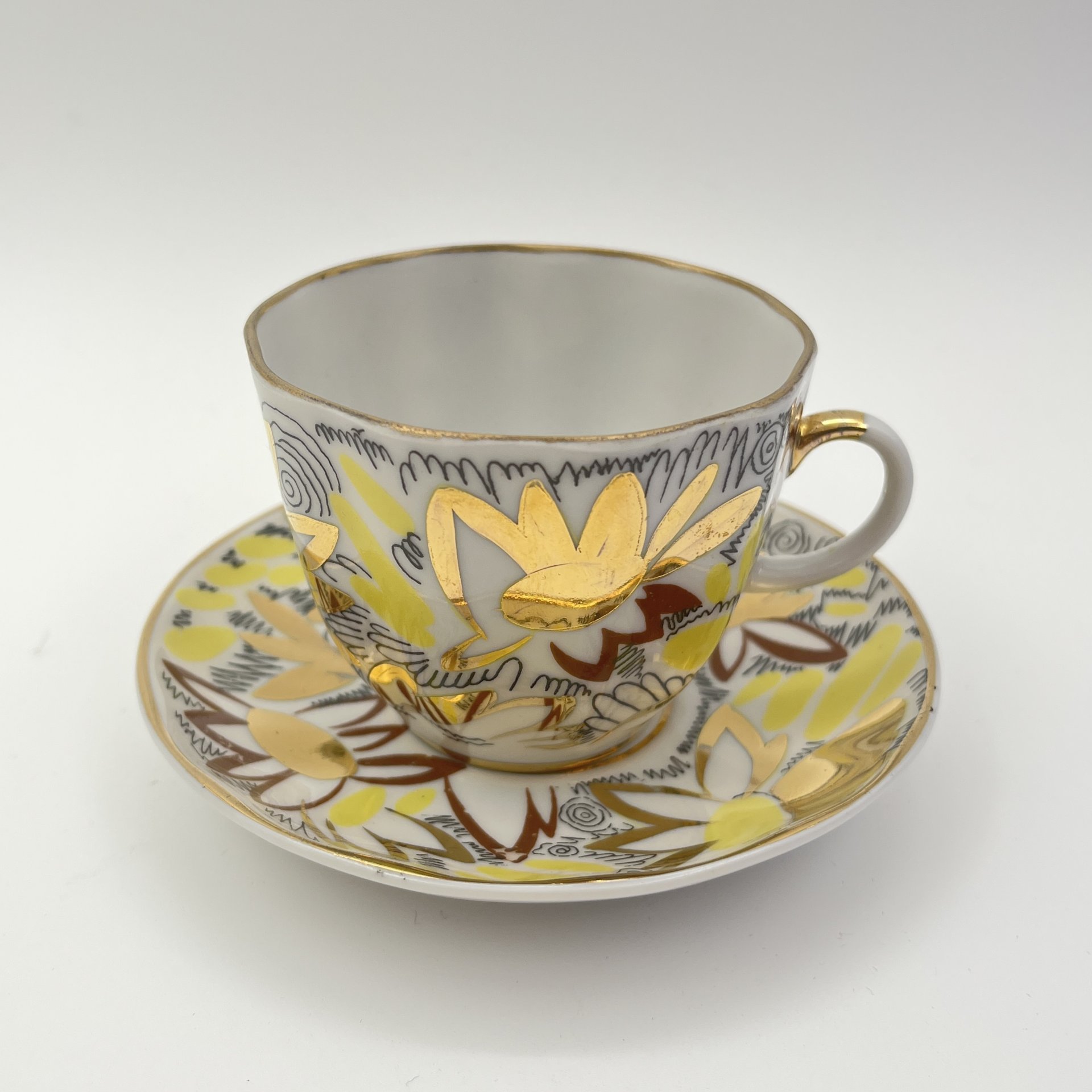 Кофейная пара "Золотые ромашки", автор росписи Л.И. Григорьева, фарфор, деколь, золочение, Ленинградский фарфоровый завод (ЛФЗ), СССР, 1975-1990 гг.