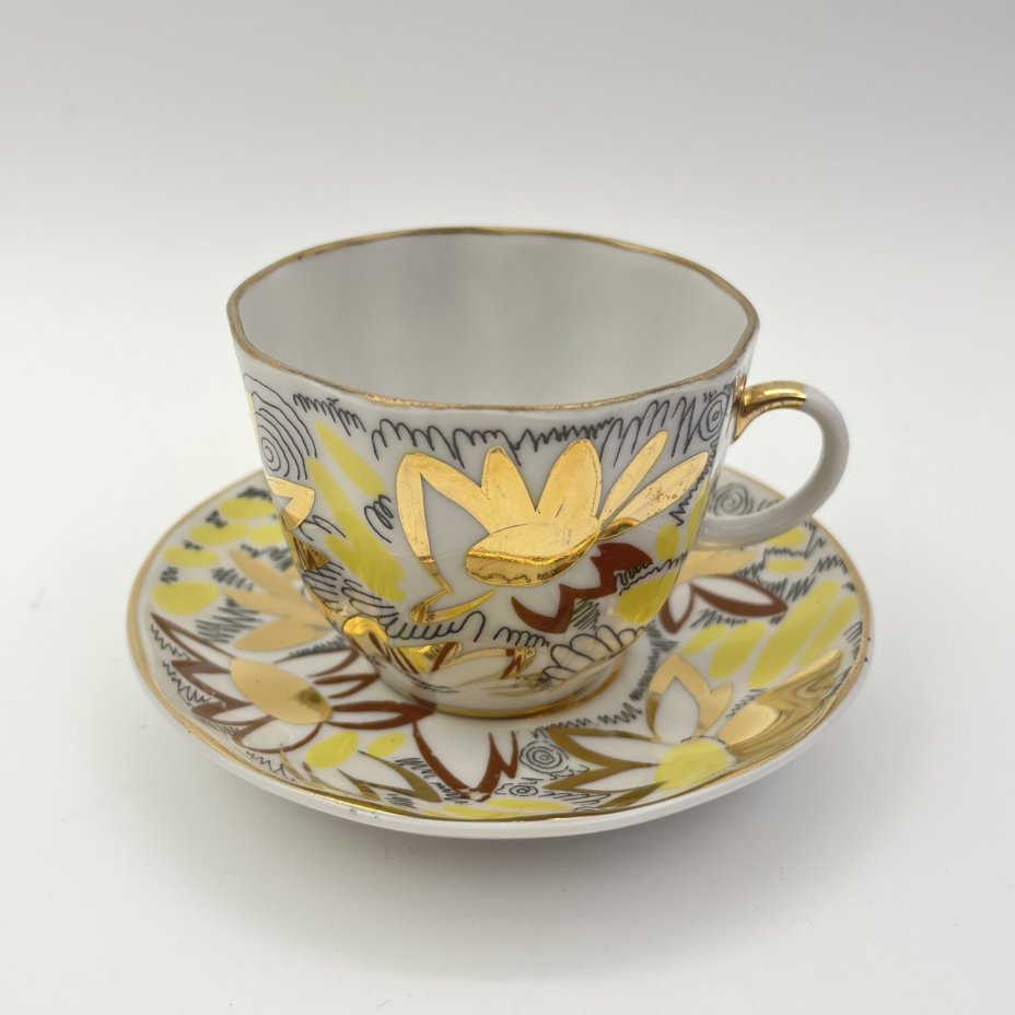 Кофейная пара "Золотые ромашки", автор росписи Л.И. Григорьева, фарфор, деколь, золочение, Ленинградский фарфоровый завод (ЛФЗ), СССР, 1975-1990 гг.