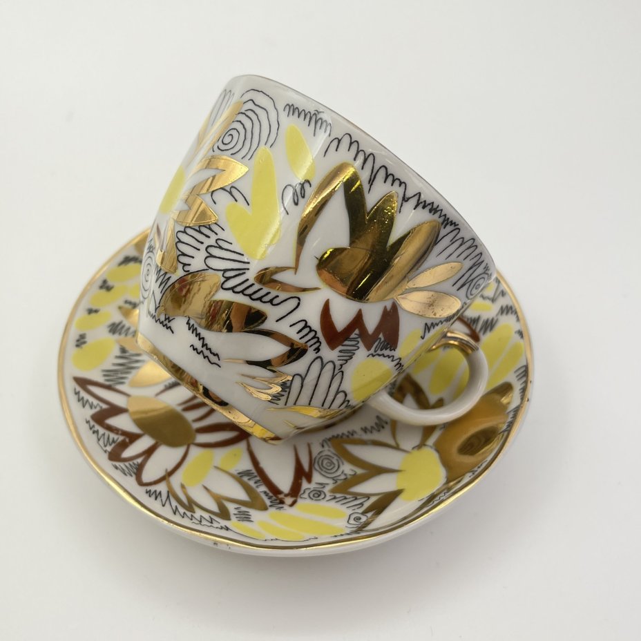 Кофейная пара "Золотые ромашки", автор росписи Л.И. Григорьева, фарфор, деколь, золочение, Ленинградский фарфоровый завод (ЛФЗ), СССР, 1975-1990 гг.