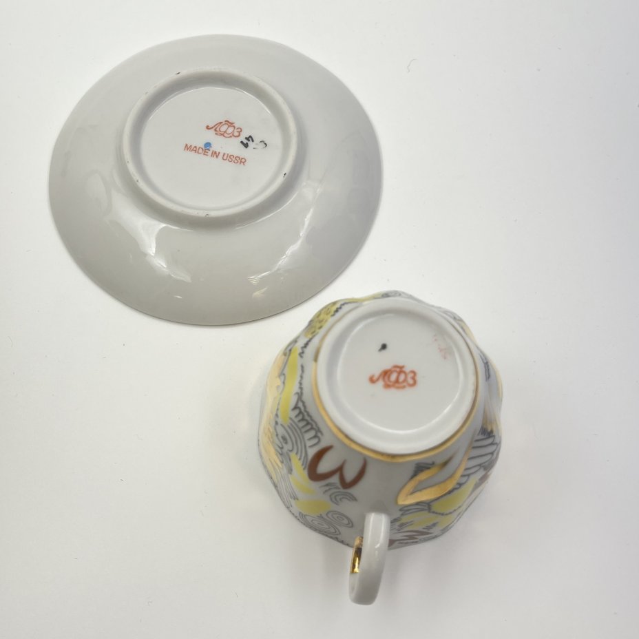 Кофейная пара "Золотые ромашки", автор росписи Л.И. Григорьева, фарфор, деколь, золочение, Ленинградский фарфоровый завод (ЛФЗ), СССР, 1975-1990 гг.