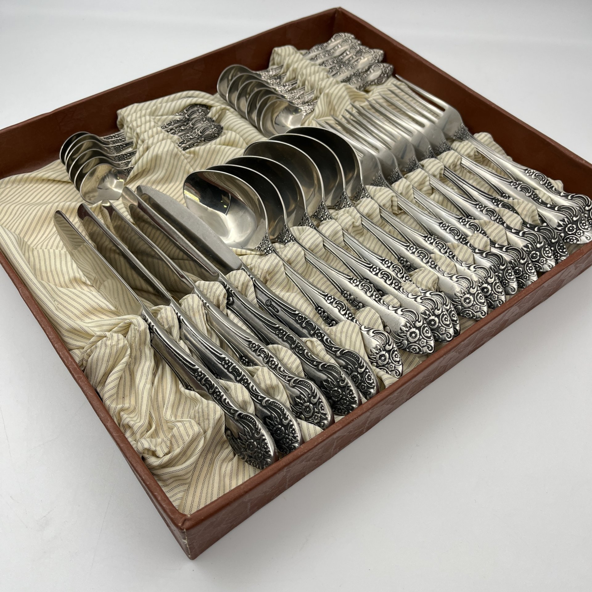 Комплект столовый "Новинка-3Н" на 6 персон (29 предметов) в оригинальной коробке, сталь, Павловский завод художественных металлоизделий им. С.М. Кирова, СССР, 1970-1990 гг.