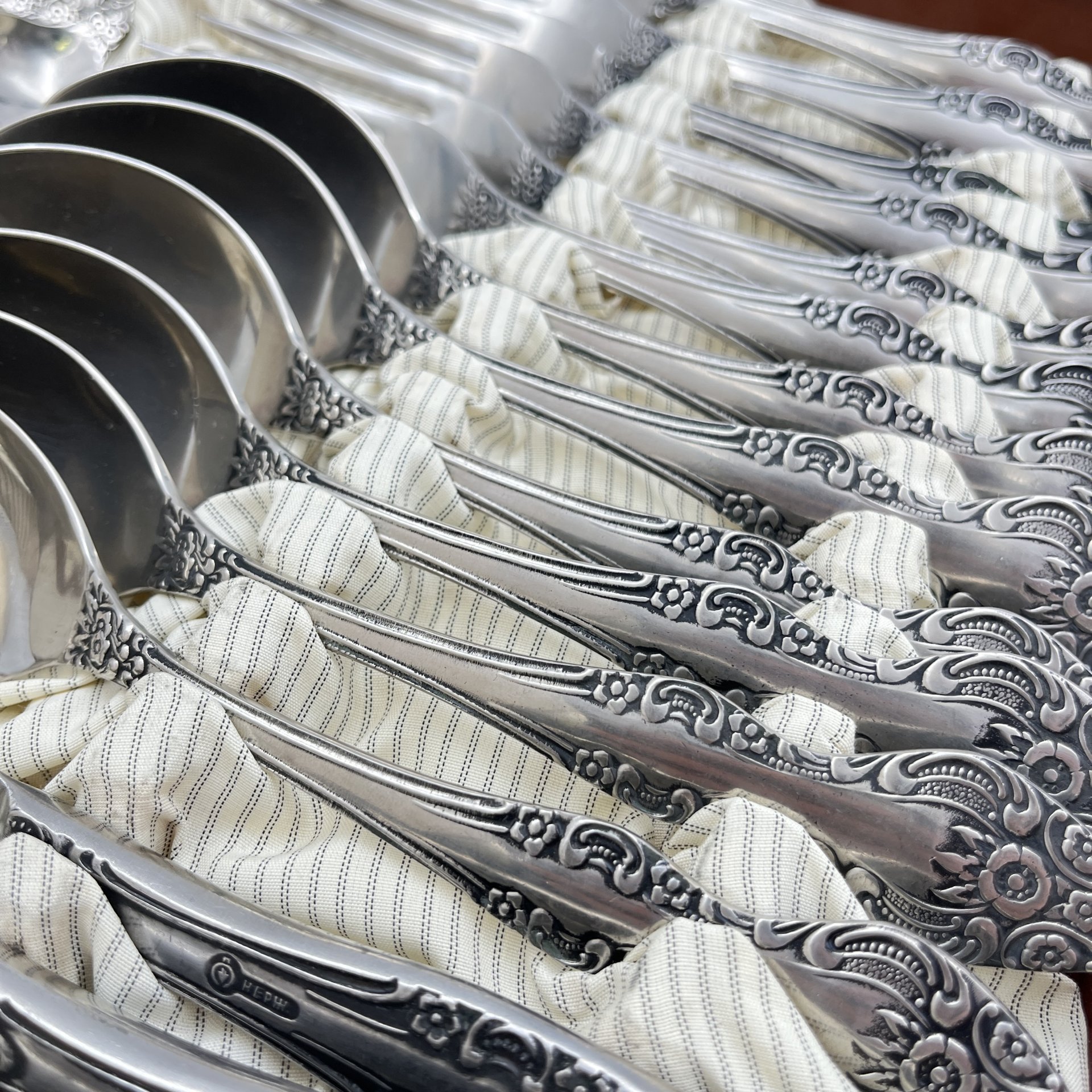 Комплект столовый "Новинка-3Н" на 6 персон (29 предметов) в оригинальной коробке, сталь, Павловский завод художественных металлоизделий им. С.М. Кирова, СССР, 1970-1990 гг.