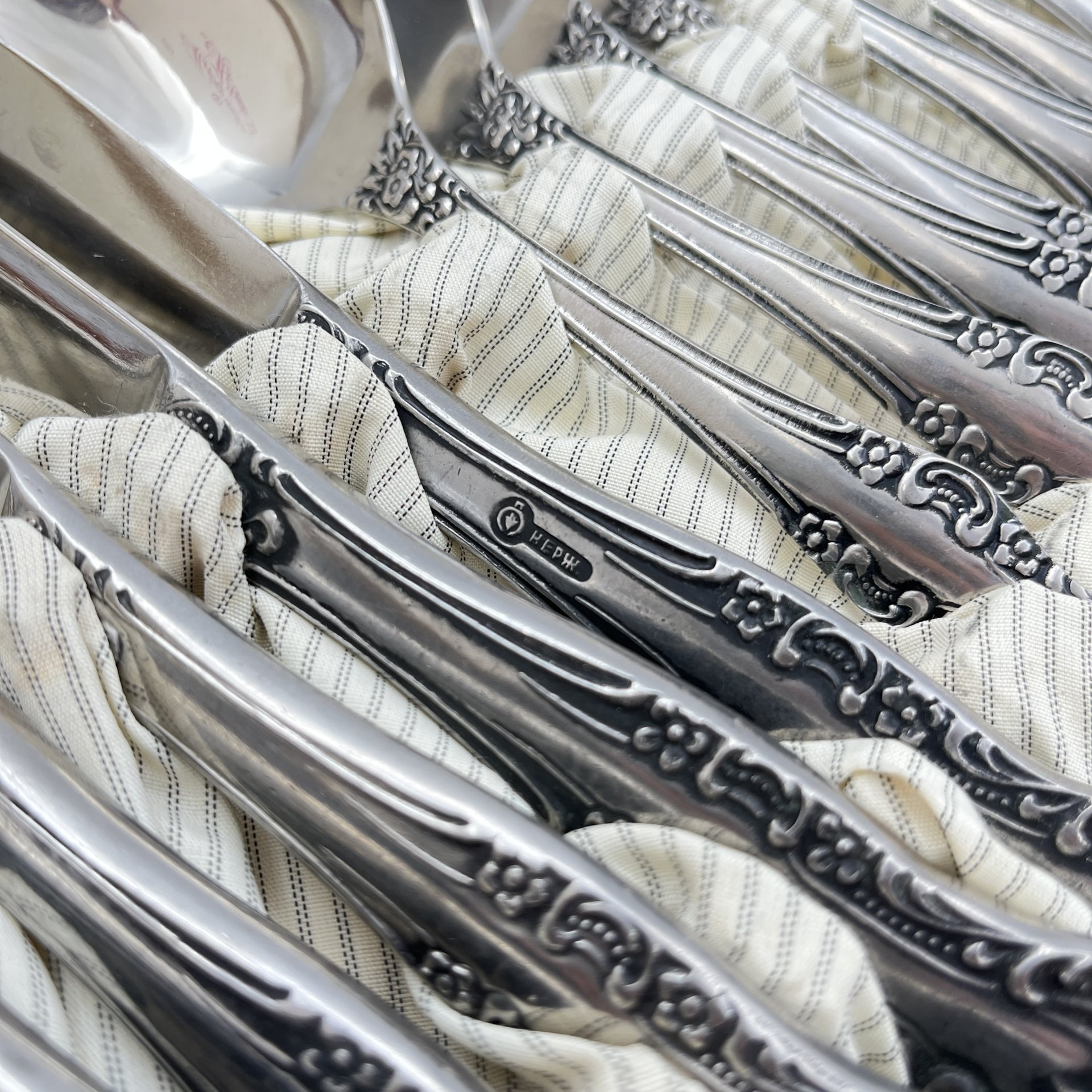 Комплект столовый "Новинка-3Н" на 6 персон (29 предметов) в оригинальной коробке, сталь, Павловский завод художественных металлоизделий им. С.М. Кирова, СССР, 1970-1990 гг.