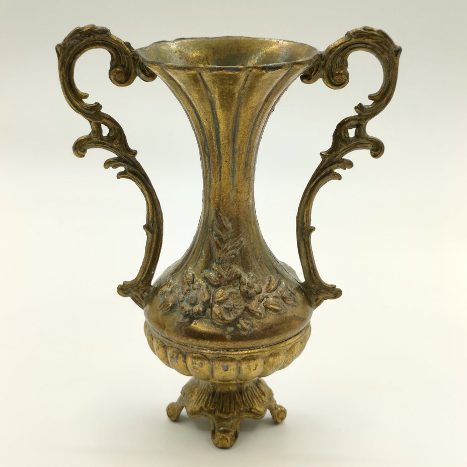 Вазочка изящной формы с двумя ручками, украшенная рельефным флоральным декором, металл, литье, золочение, Западная Европа, 1930-1960 гг.