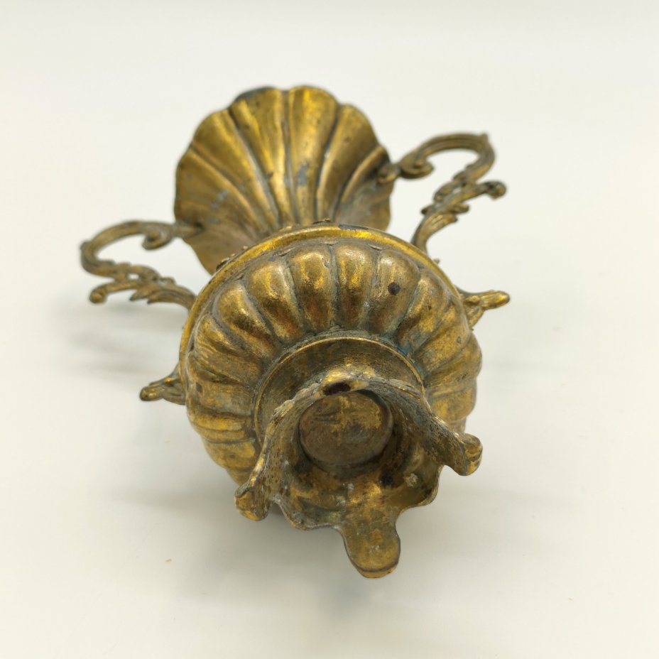 Вазочка изящной формы с двумя ручками, украшенная рельефным флоральным декором